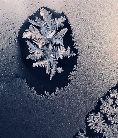 Ikkunaan kertynyttä jäätä ja yksi iso jääkide