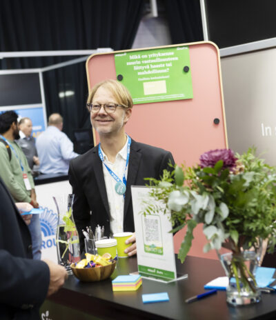 Miljögiraffin messupiste Alihankintamessuilla