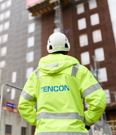 Työmies Tencon Oy:n takissa