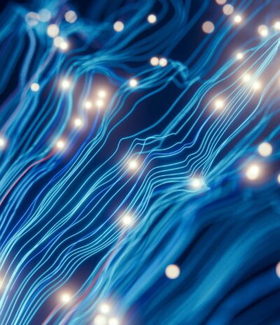 Abstrakti visualisointi tekoälyn datavirroista – siniset valoviivat ja hehkuvat pisteet kuvaavat digitaalista verkostoa ja älykästä tiedonkulkua.