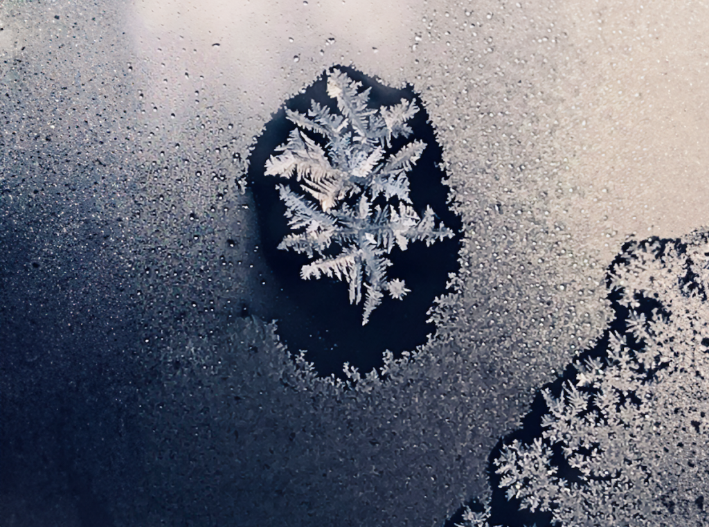 Ikkunaan kertynyttä jäätä ja yksi iso jääkide